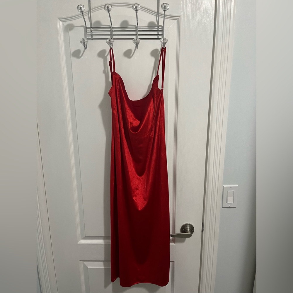 Reformation 	
Merel Velvet Dress